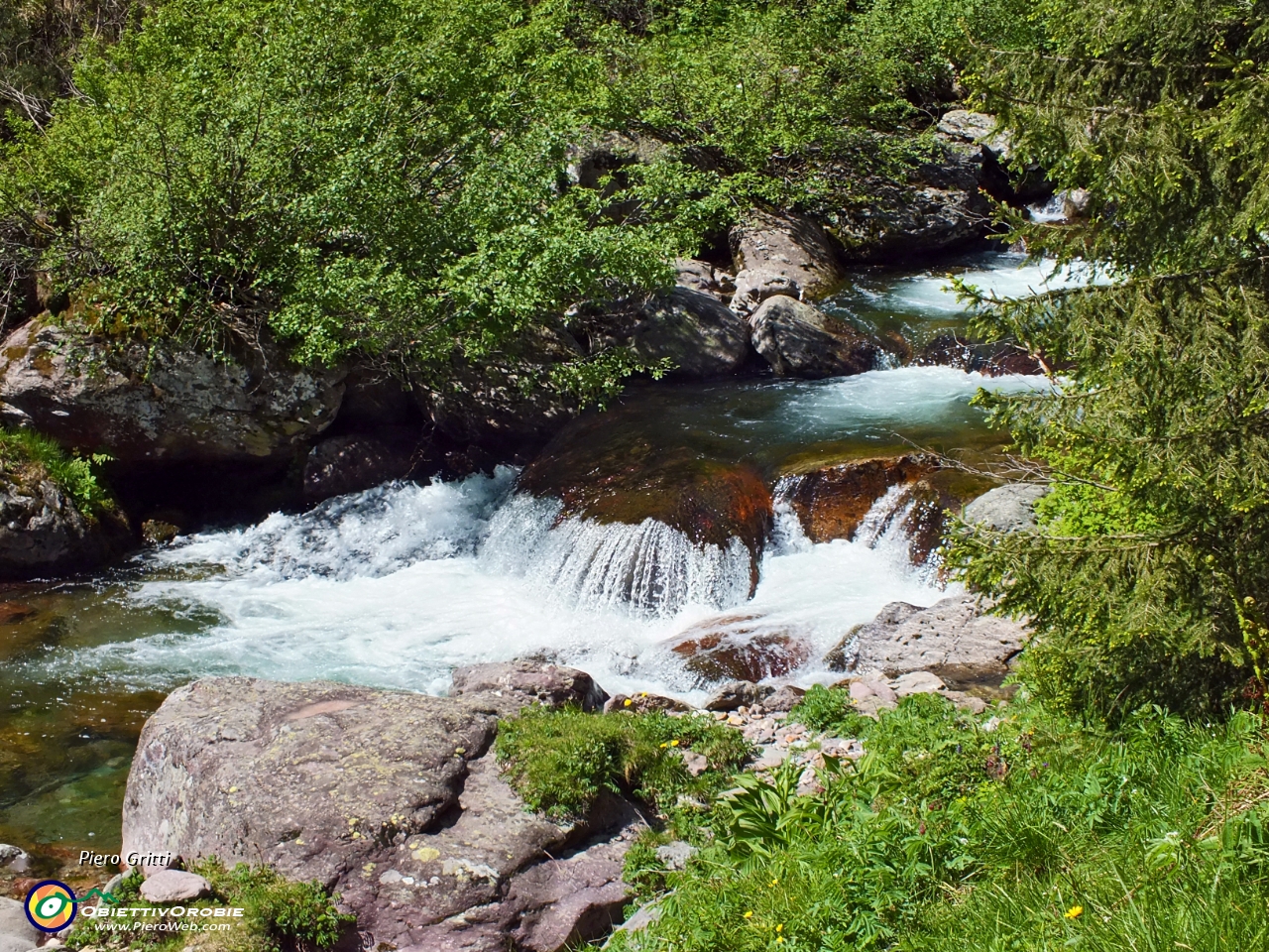 19 con accanto il torrente carico d'acqua....JPG